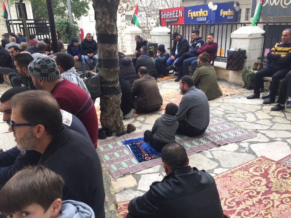 El Halil Halkı İsrail\'i Protesto Etmek İçin Cuma Namazını Sokakta Kıldı