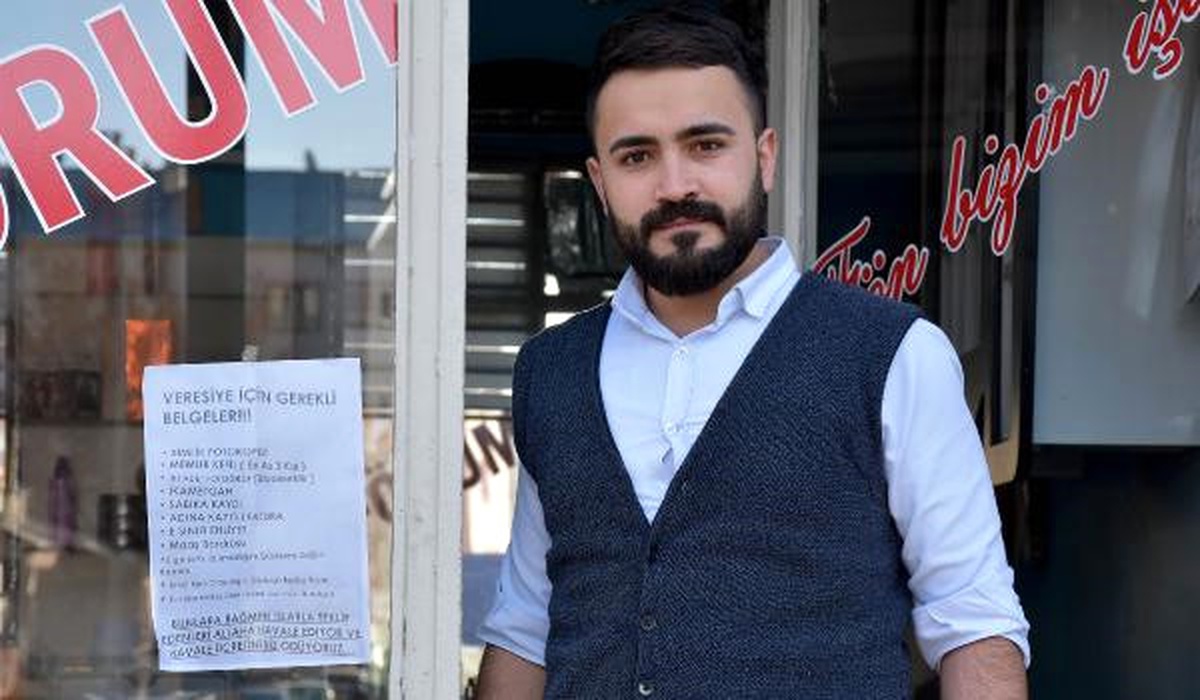 Erkek Kuaföründen \'Veresiye\' Protestosu