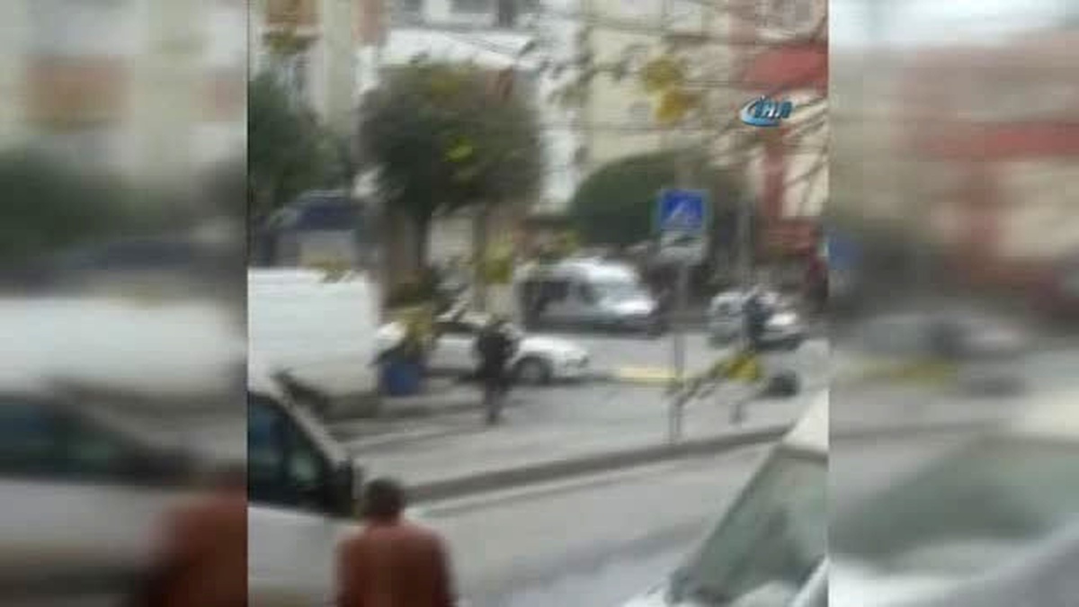 Esenler\'de Soyguncular ile Kuyumcu Çalışanları Arasında Silahlı Çatışma