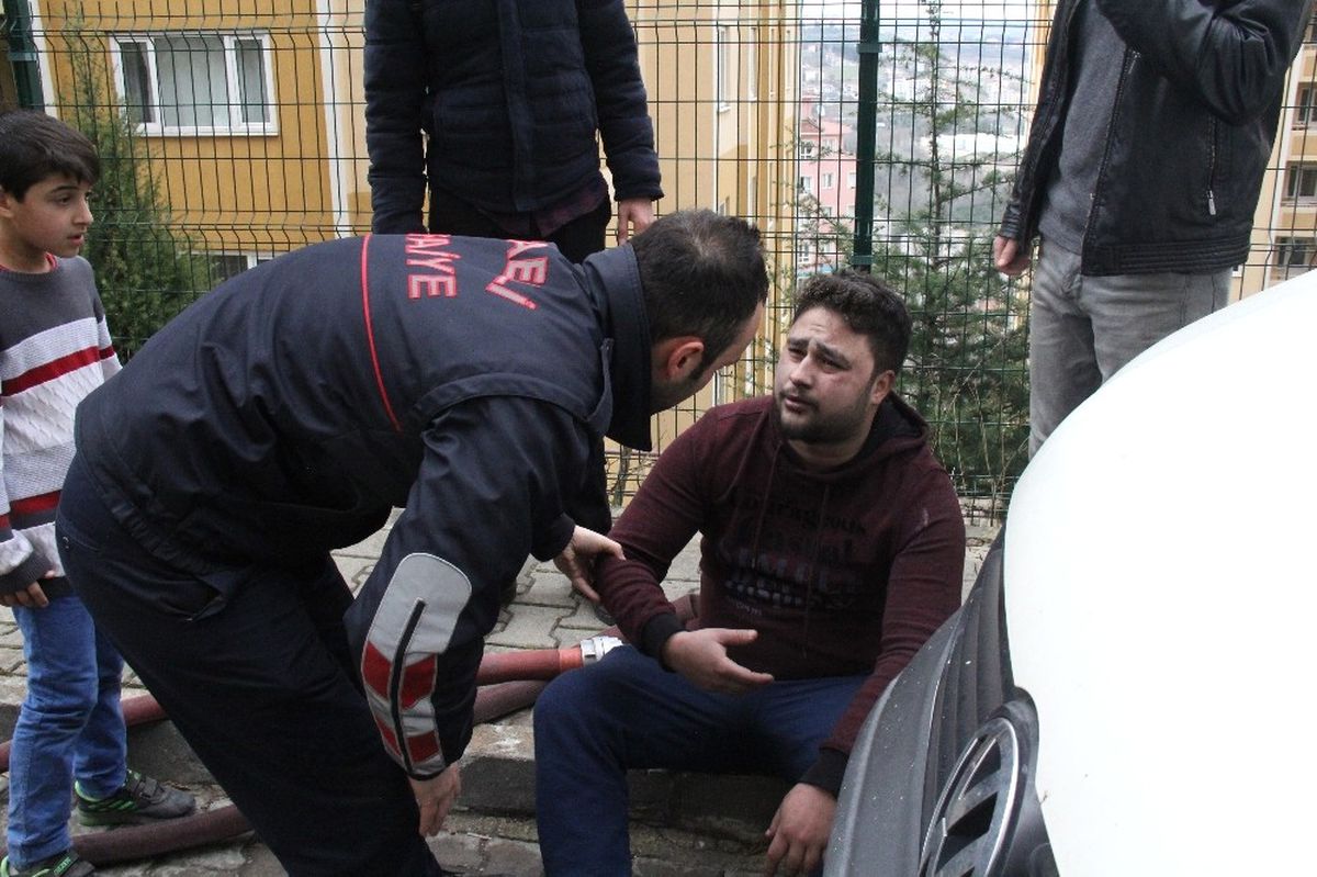Evde Çıkan Yangına Uykuda Yakalan Üniversite Öğrencileri Güçlükle Dışarı Çıktı
