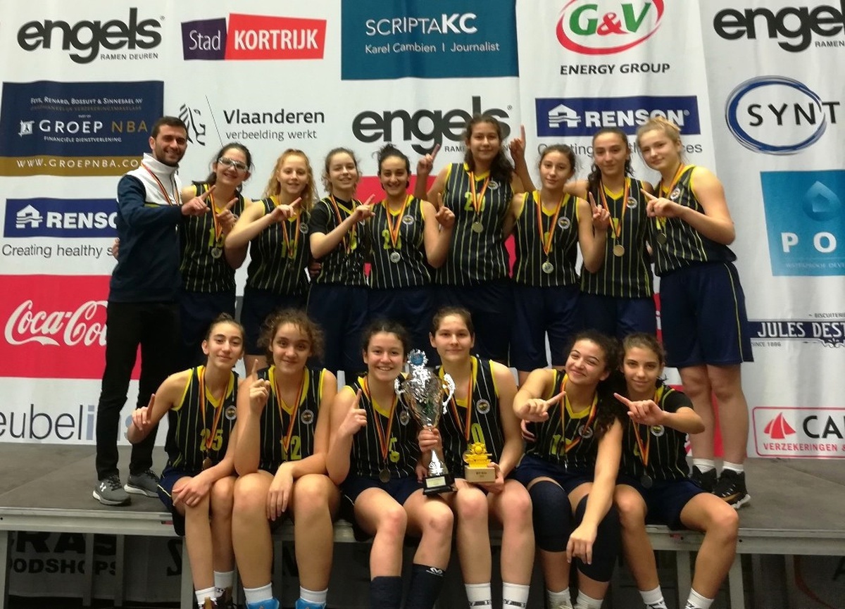 Fenerbahçe U14 Kız Basketbol Takımı, Belçika\'da Şampiyon Oldu