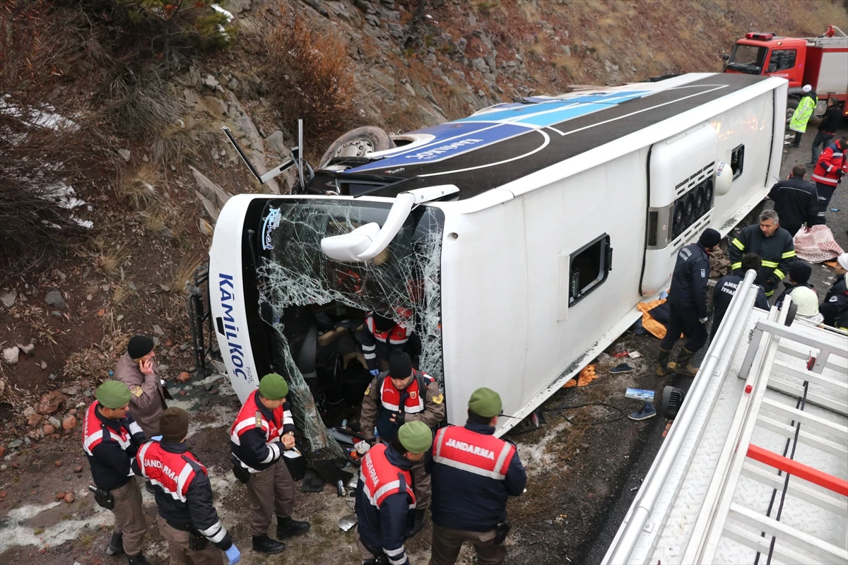 Güncelleme - Anadolu Otoyolu\'nda Yolcu Otobüsü Devrildi: 2 Ölü, 20 Yaralı