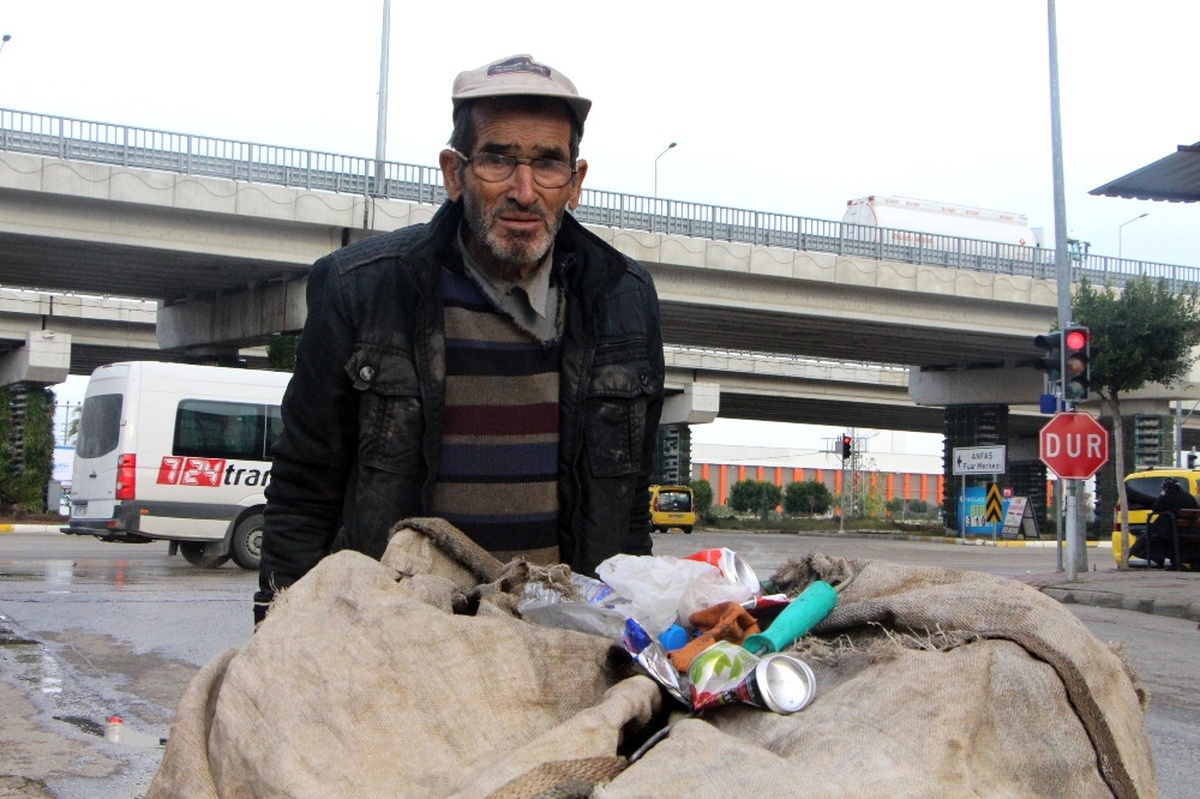 Günde 50 Kilometre Yürüyerek 3 Çocuk Okutuyor