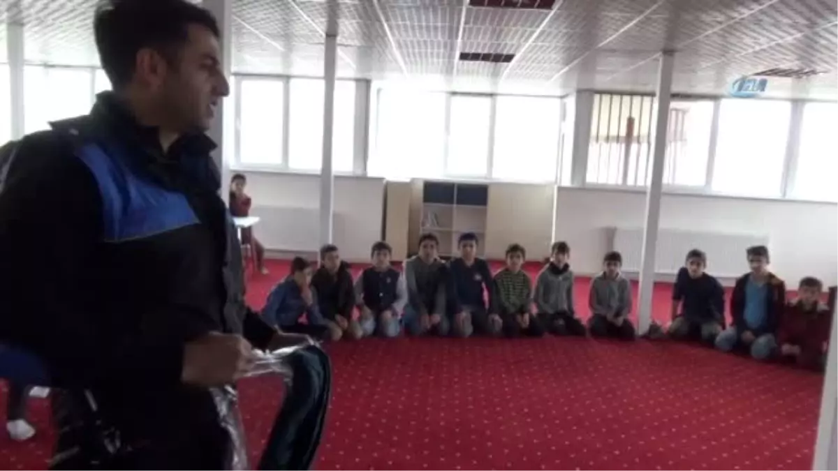 Hakkari Polisinden Öğrencilere Giyim Yardımı