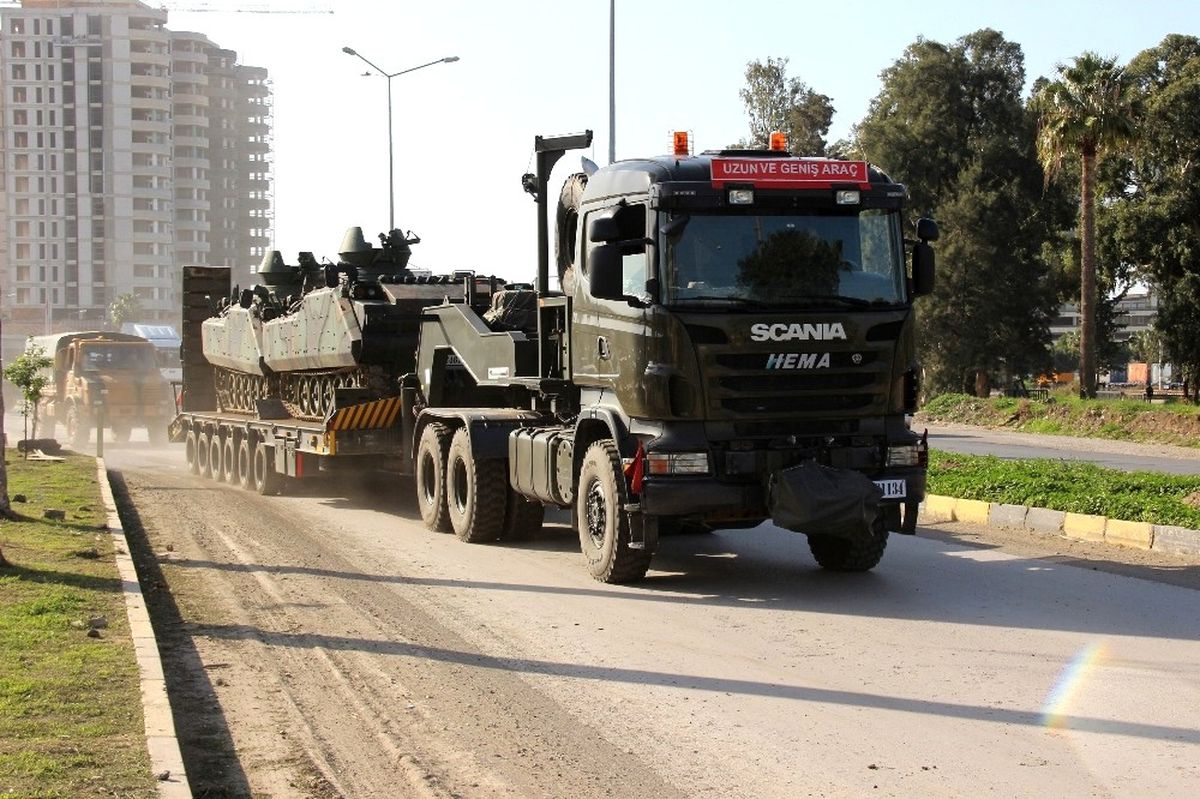 Hatay\'da Sınıra Askeri Sevkiyat Sürüyor