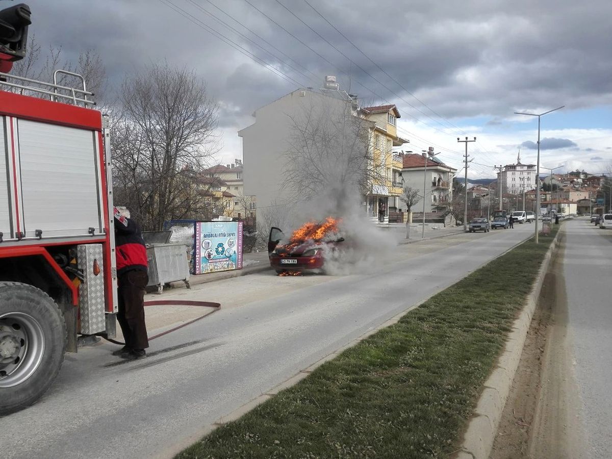 Hisarcık\'ta Park Halindeki Otomobilde Yangın