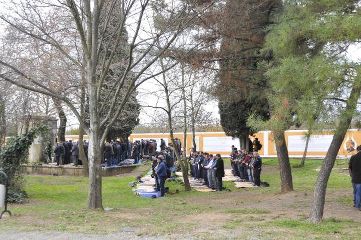 Hünkar Çayırı\'nın Vakfa Verilmesine Tepki İçin Cuma Namazını Tarihi Namazgah Önünde Kıldılar