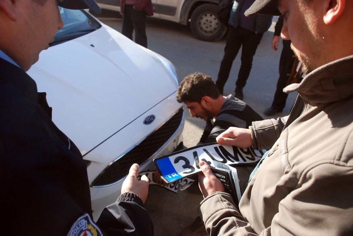 İkiz Plakalı Otomobiller Karşılıklı Park Edilince Polisi Alarma Geçirdi