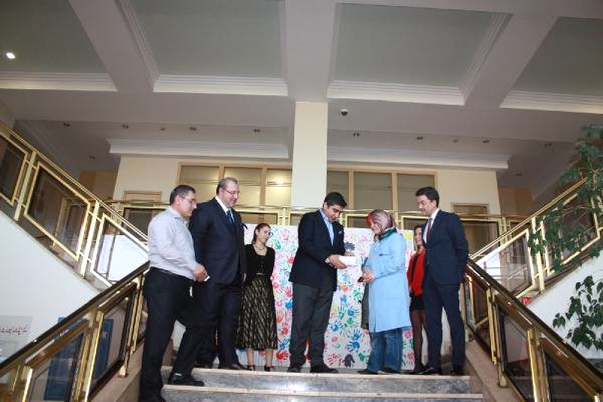 İlaç Firması Yılbaşı Çekilişinde Çalışanına Otomobil Hediye Etti