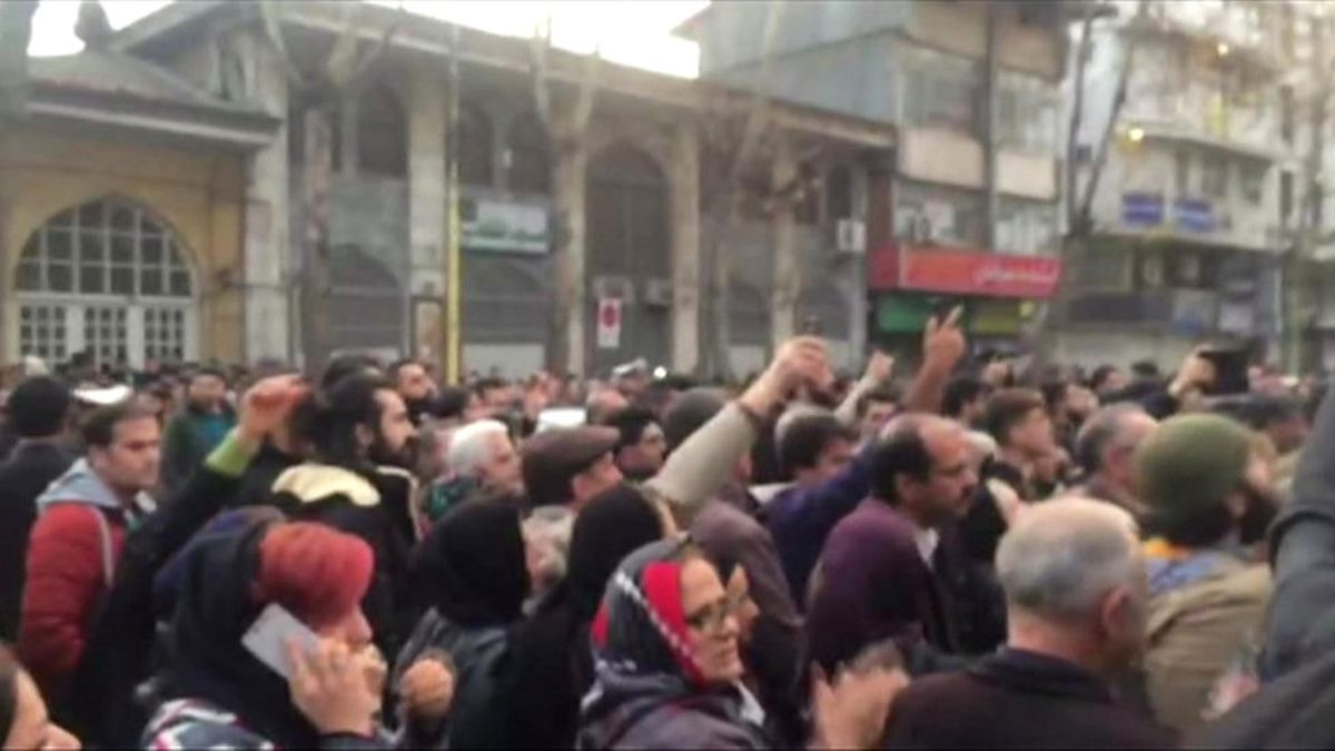 İran\'da Hükümet Karşıtı Protesto Gösterileri Yayılıyor, Gözaltılar Var