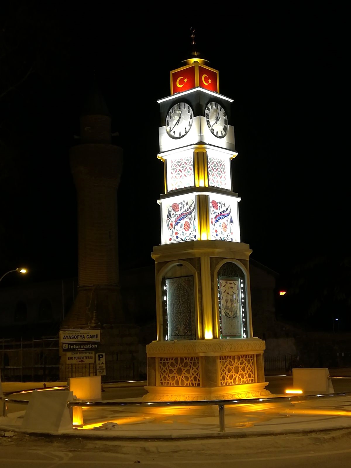 İznik\'in Merkezine Çinili Saat Kulesi