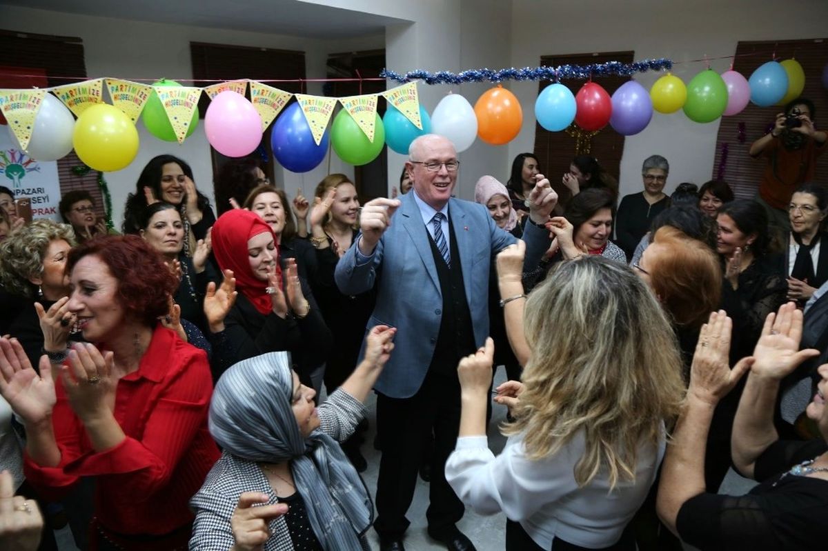 Kırmızıtoprak Halk Merkezi\'nde Coşkulu Yılbaşı Kutlaması