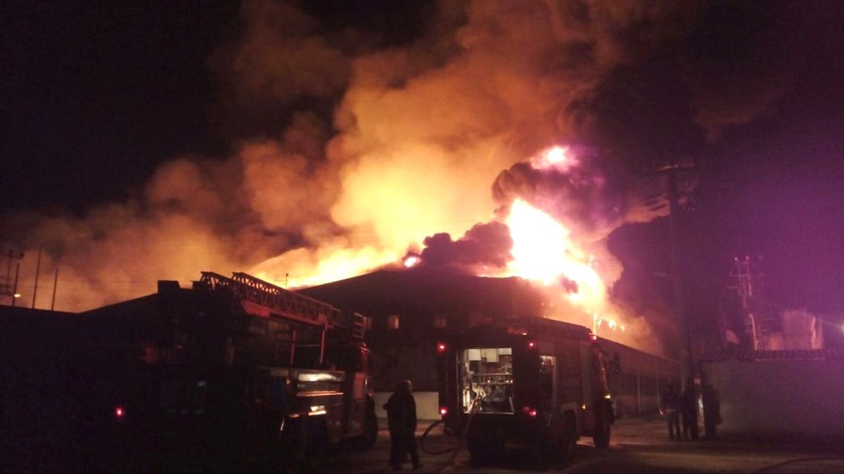 Kocaeli\'de Ki Fabrika Yangını Devam Ediyor