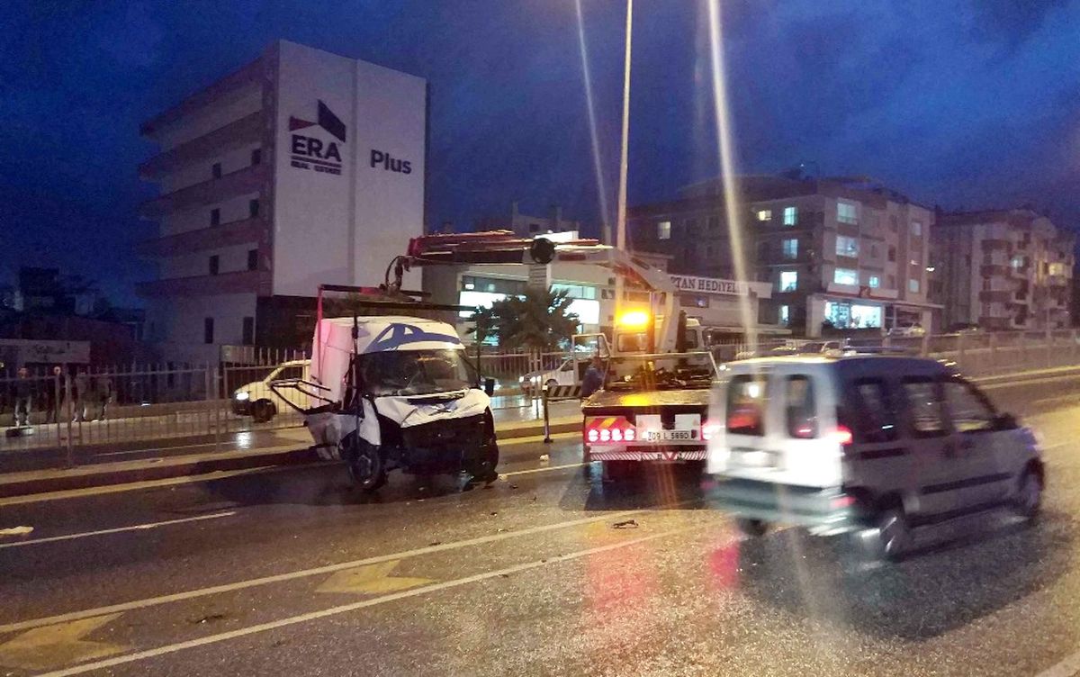 Kuşadası\'nda Minibüs Takla Attı: 3 Yaralı