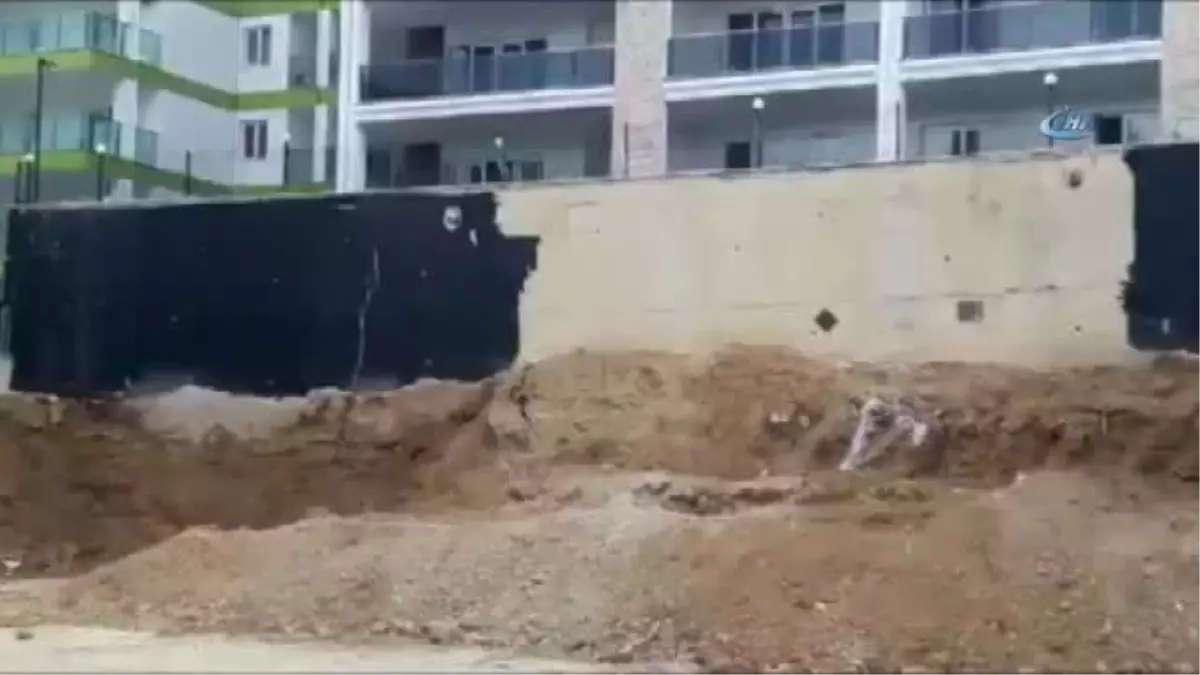 Kuşadası\'nda Sitenin İstinat Duvarı Böyle Çöktü