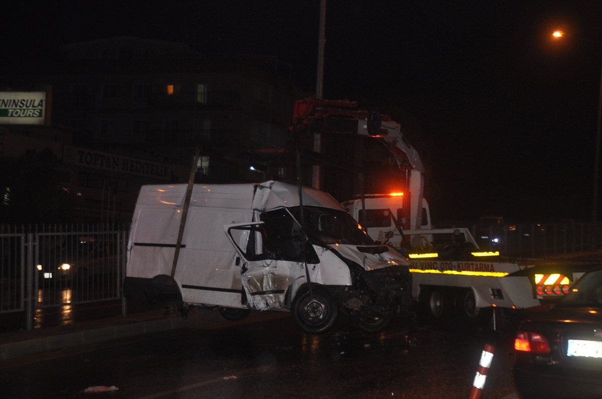 Kuşadası\'nda Trafik Kazası: 3 Yaralı