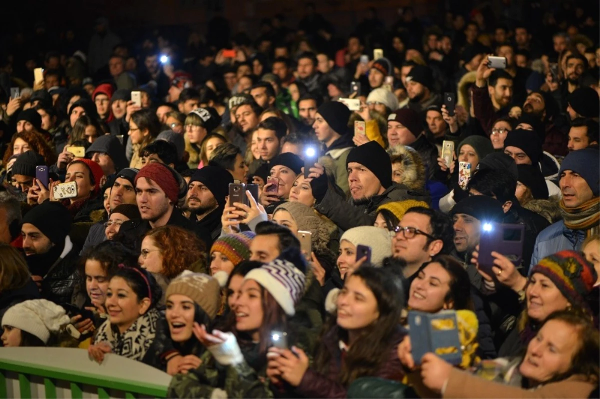 Leman Sam Şarkıları ile Isıttı