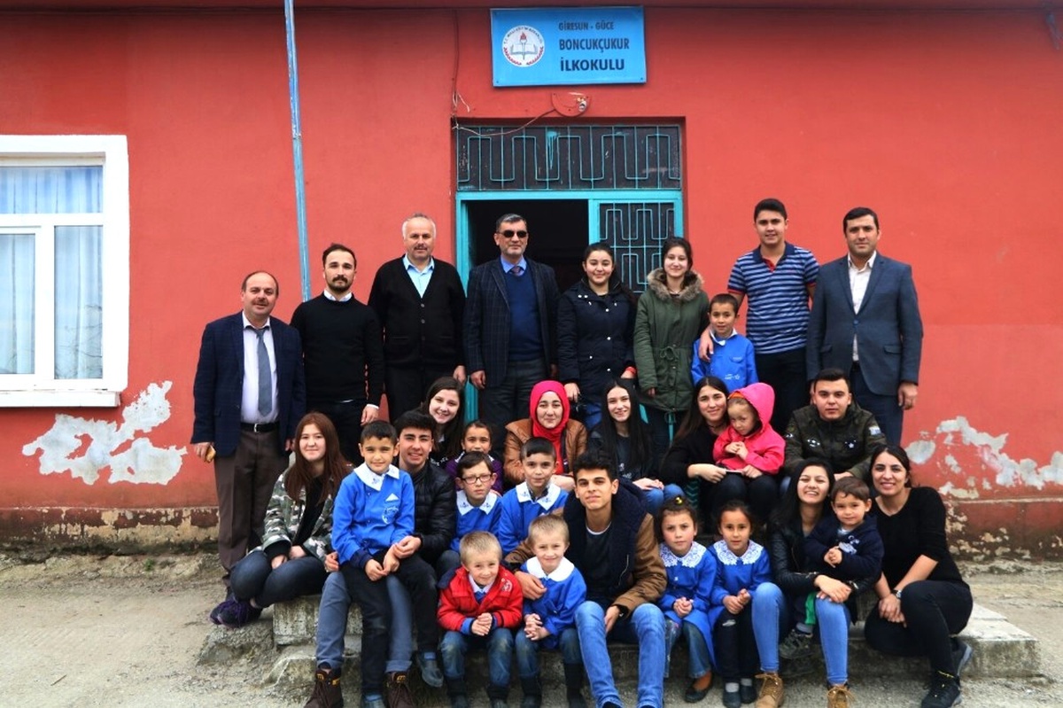 Lise Öğrencilerinden Köy Okuluna Ziyaret