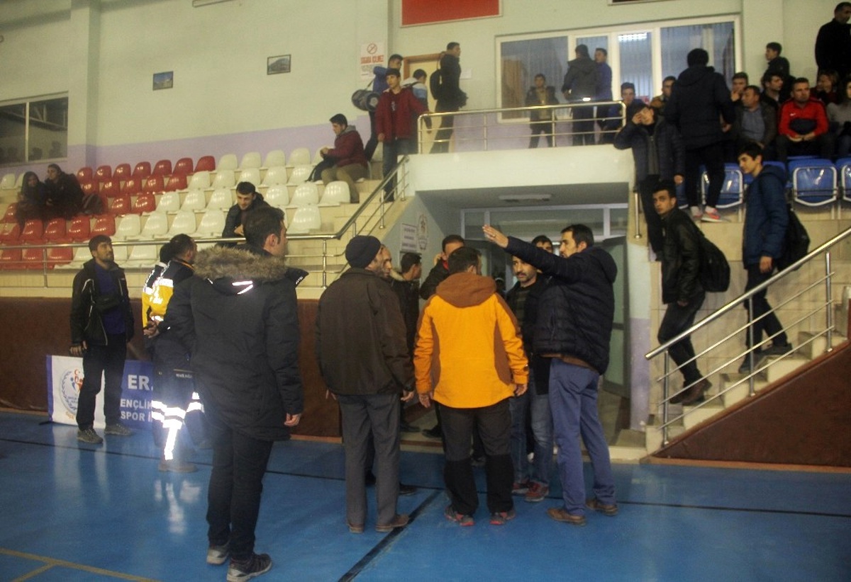 Liselerarası Futsal Maçında Öğrenciler Arasında Gerginlik