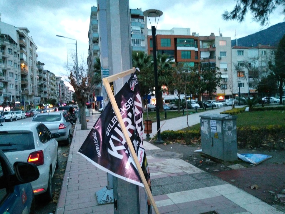 Manisa Büyükşehir Zabıtası Seyyar Panoları Topladı
