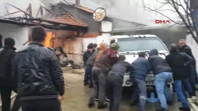 Manisa Kırkağaç’taki Yangında Bir Ev Yandı 2 Ev Zarar Gördü Son Dakika