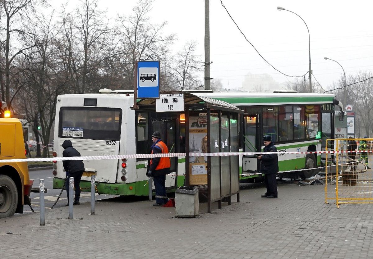 Moskova\'da Otobüs Durağa Daldı