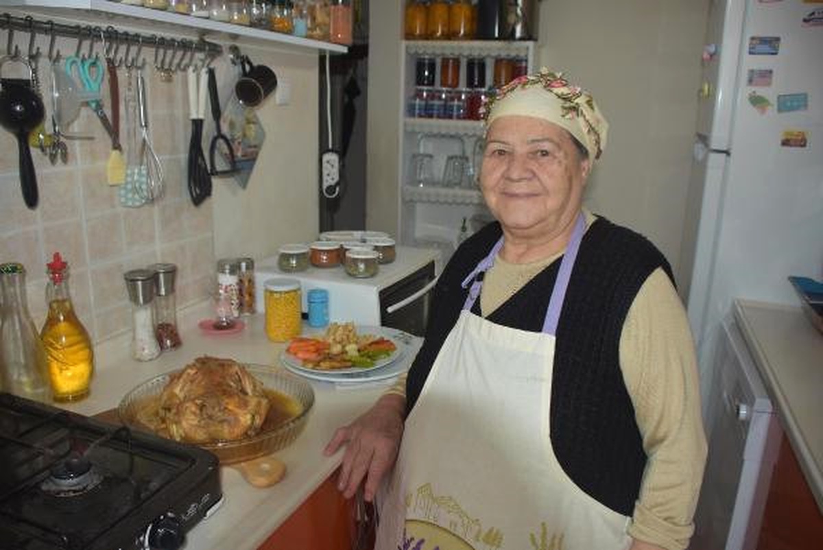 Oğlu İçin Sanal Aşçılık Yapan Saniye Anne, Fenomen Oldu