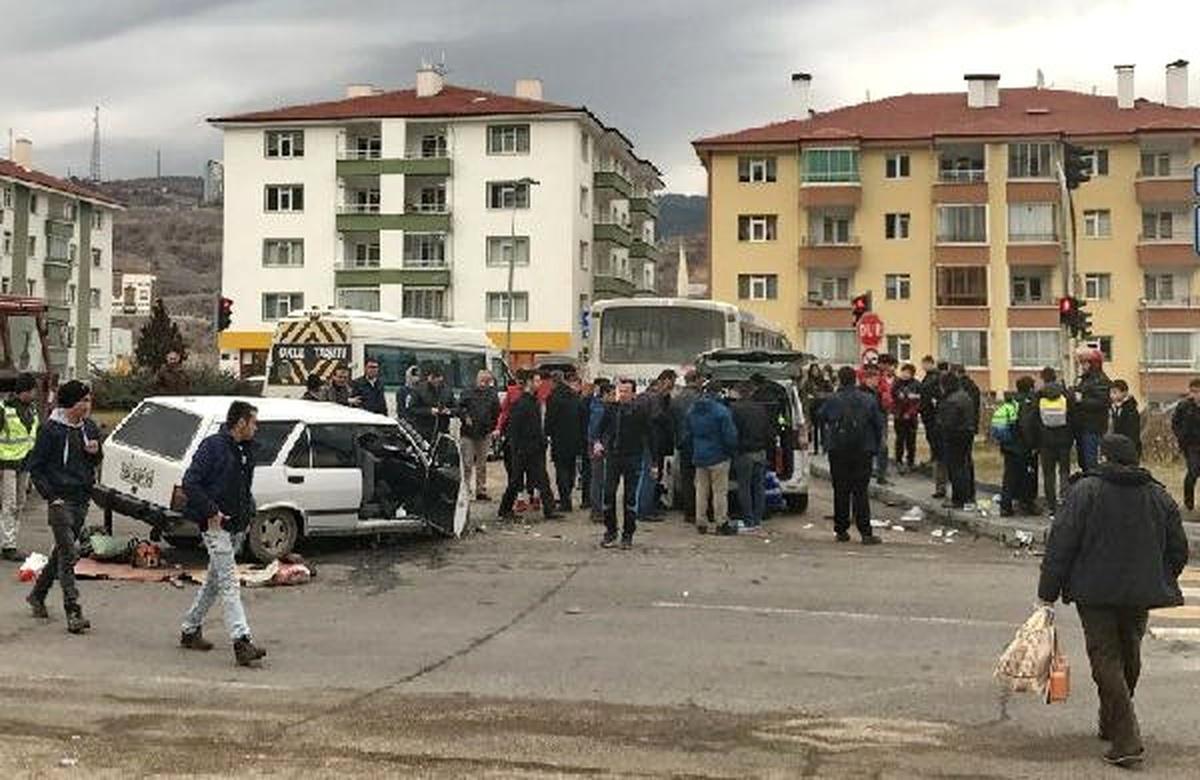 Okul Servis Otobüsüne Otomobil Çarptı: 1 Yaralı