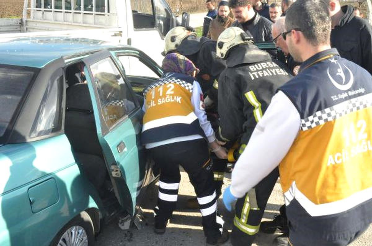 Otomobilde Sıkışan 2 Yaralıyı İtfaiye Kurtardı
