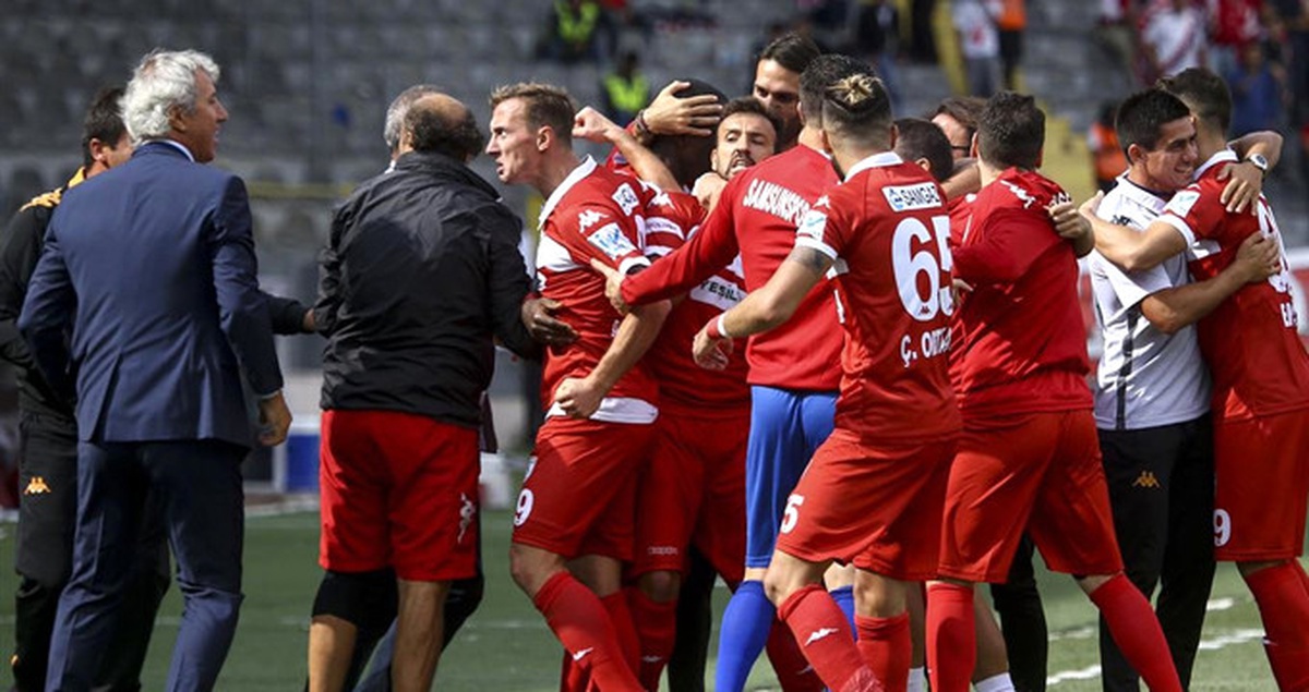 Samsunspor\'da Başkan ve Yöneticiler İstifa Etti