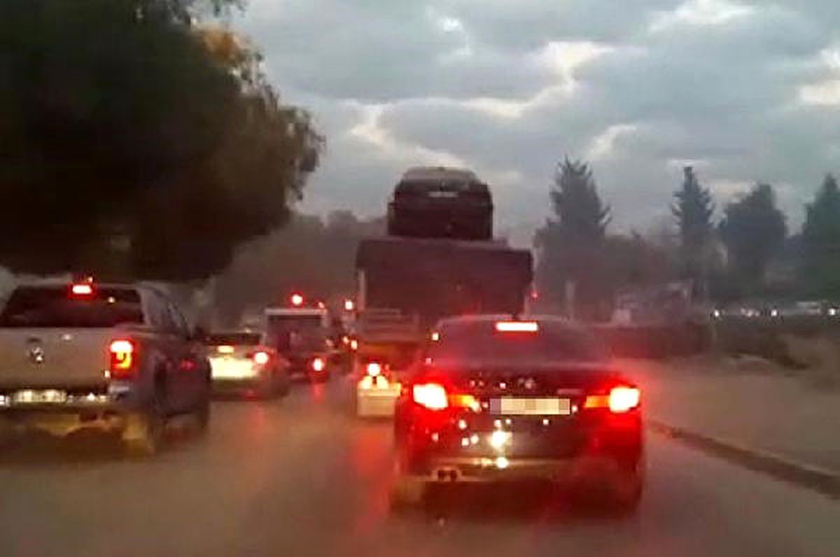 Tır, Dorsesi Üzerinde Otomobille Trafikte