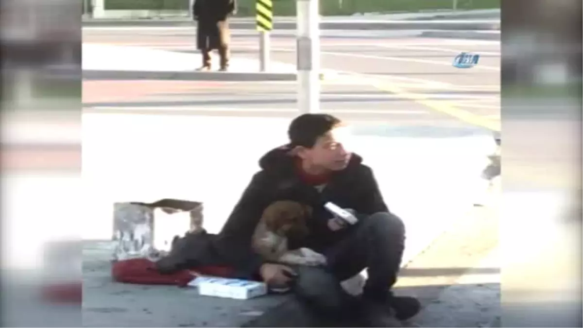 Trafik Işıklarında Mendil Satan Çocuktan Duygulandıran Hareket