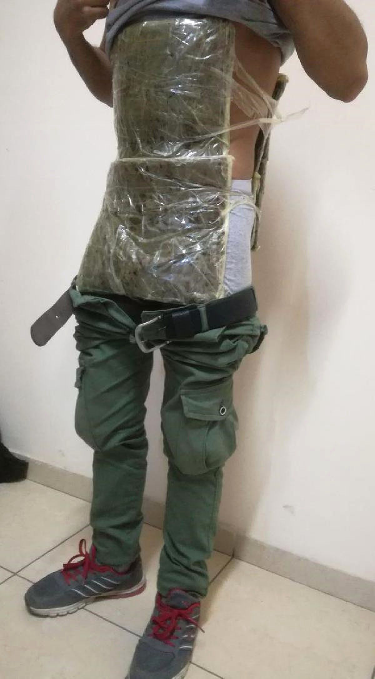 Vücuduna Sarılı 8 Kilo Esrarla Yakalandı