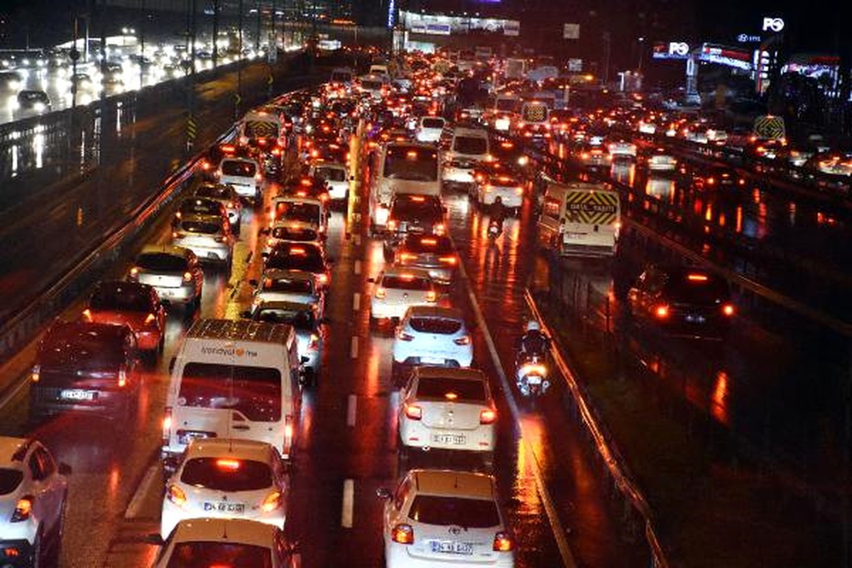Yılın Son Mesaisi Bitti, Trafik Durma Noktasına Geldi