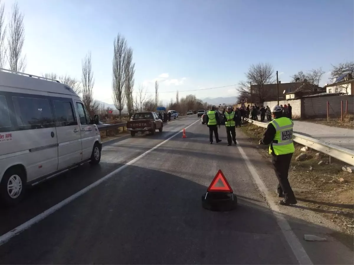 Yolun Karşısına Geçmek İsteyen Çocuğa Otomobil Çarptı