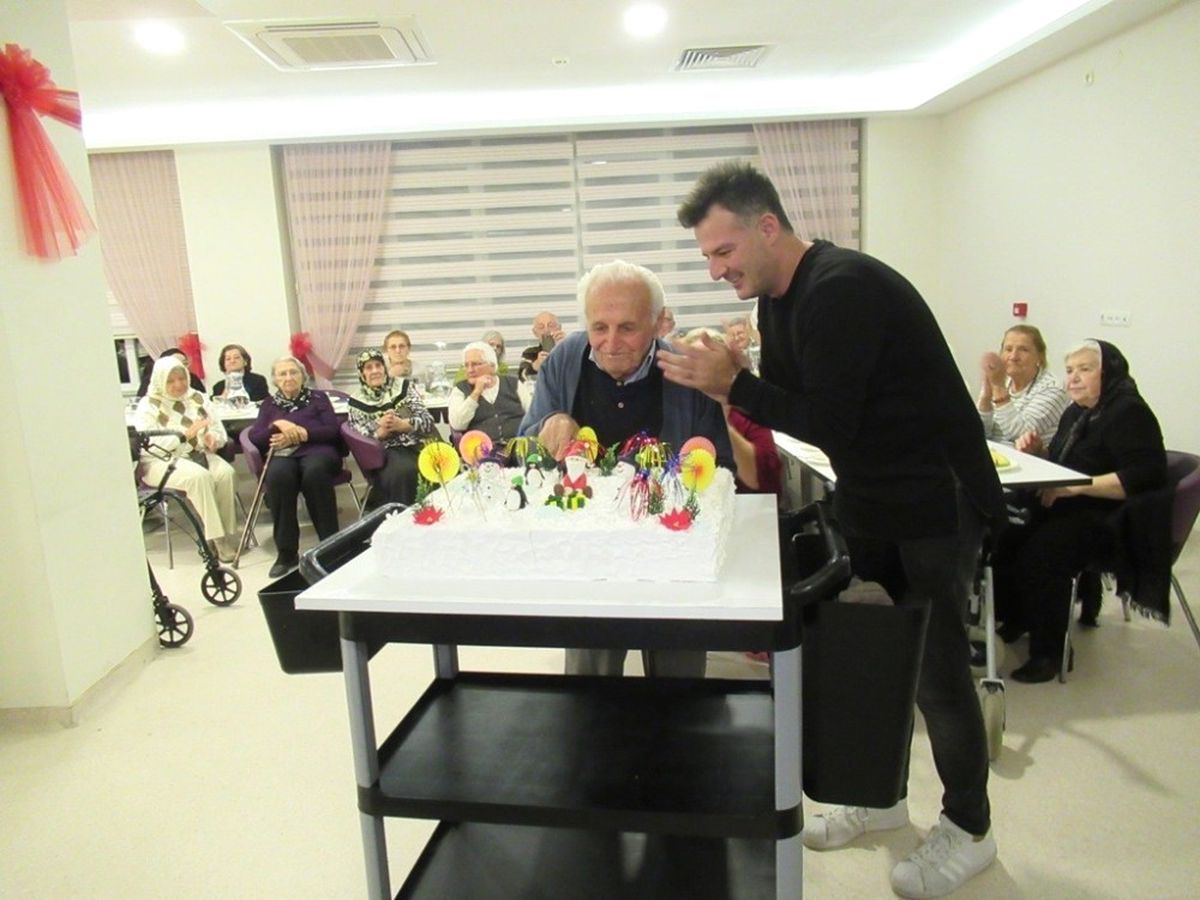 103 Yaşındaki Halil Dede\'den Yeni Yıl Pastası...