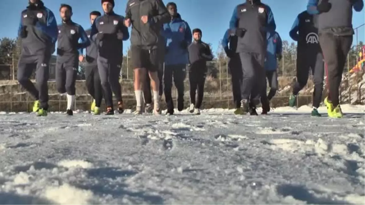 Afrikalı Futbolcular Sarıkamış\'ın Soğuğuna Alışmaya Çalışıyor