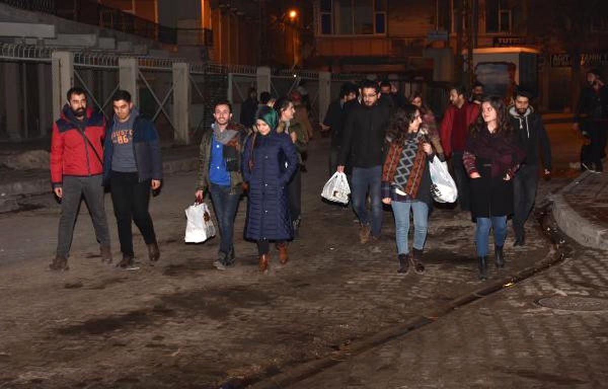 Ahbap Üyeleri, Van\'da Temizlik İşçileriyle Çöp Topladı