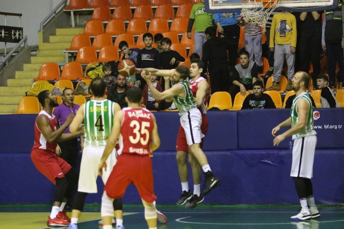 Akhisarlı Devler Ligde 8. Galibiyetini Aldı