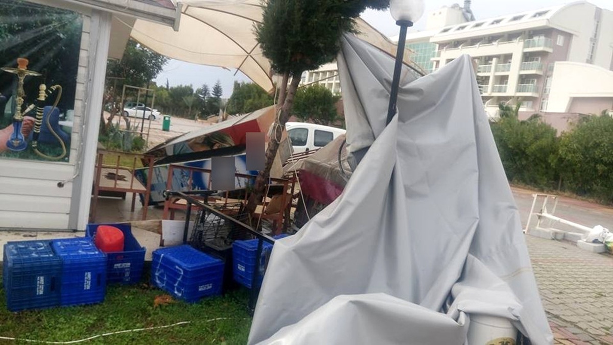 Alanya\'da Hortum ve Sağanak Yağış Hayatı Felç Etti