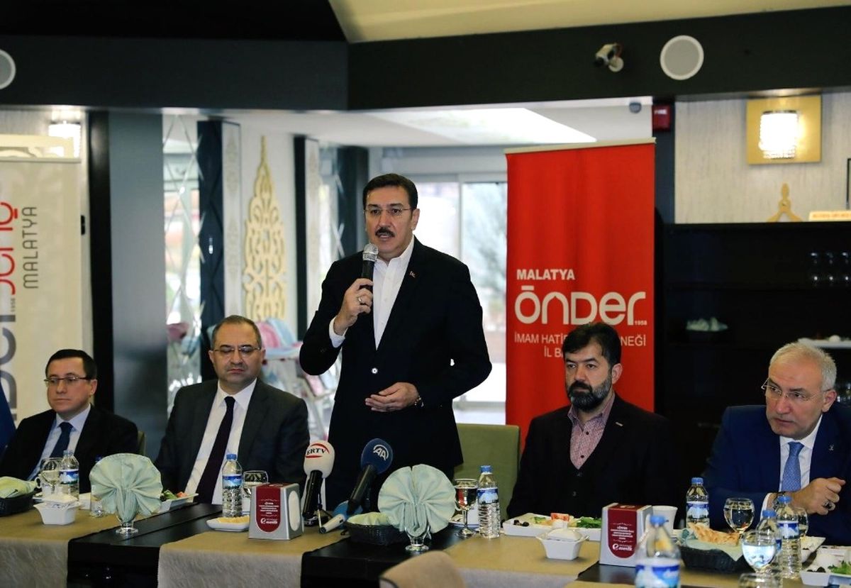 Bakan Tüfenkci İmam Hatipliler Derneği Üyeleriyle Bir Araya Geldi