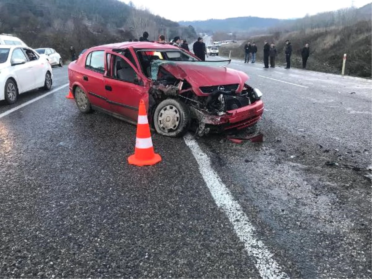 Bartın\'da Otomobilin Çarptığı İşçi Servisi Devrildi: 16 Yaralı