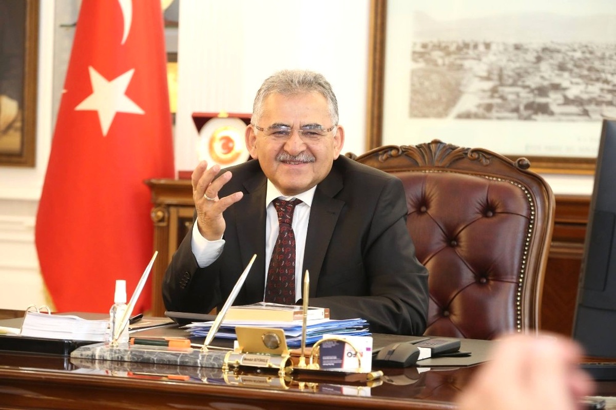Başkan Büyükkılıç, Agü Öğretim Üyesi Doç. Dr. Güngör\'ü Tebrik Etti