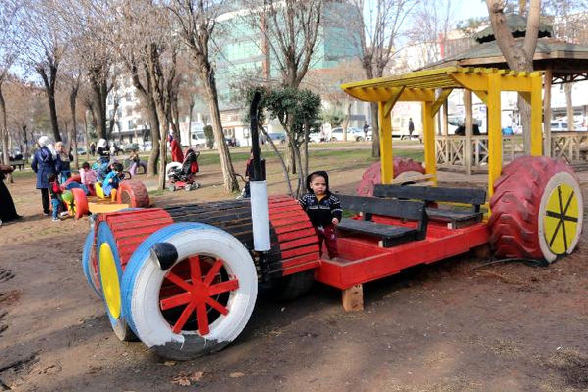 Batman\'da Eski Lastikler Artık Olaylarda Değil, Çocuk Parkında Kullanılıyor