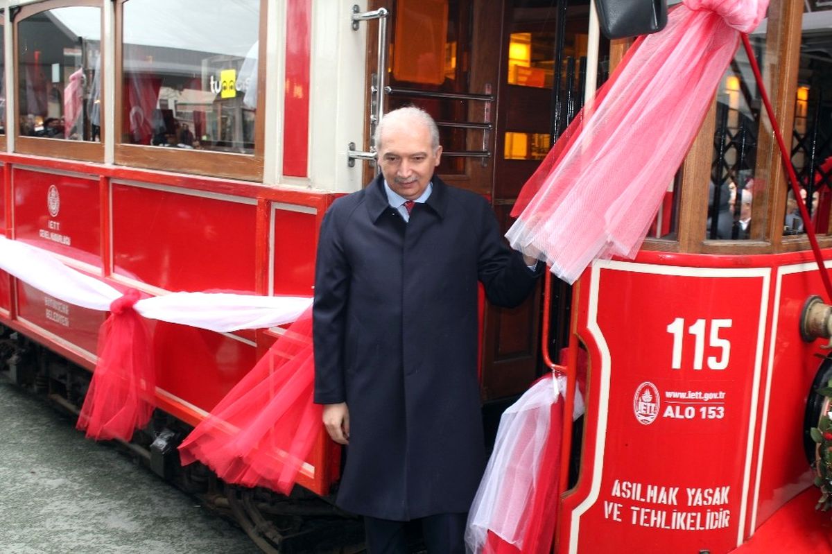Beyoğlu\'nun Simgesi Nostaljik Tramvay Seferlere Başladı