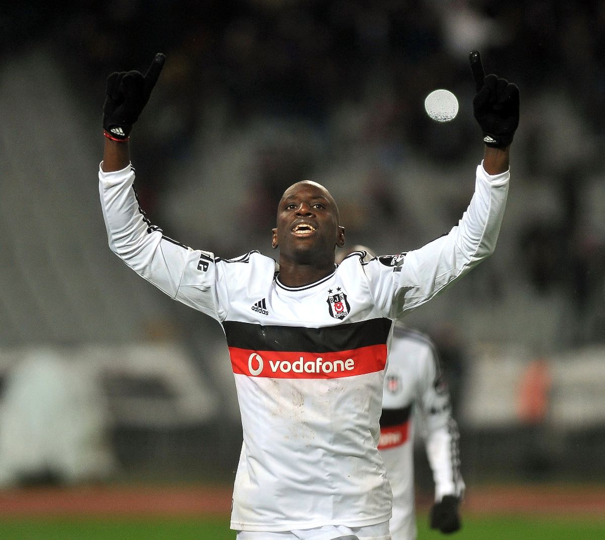 Cenk\'in Yerine Demba Ba