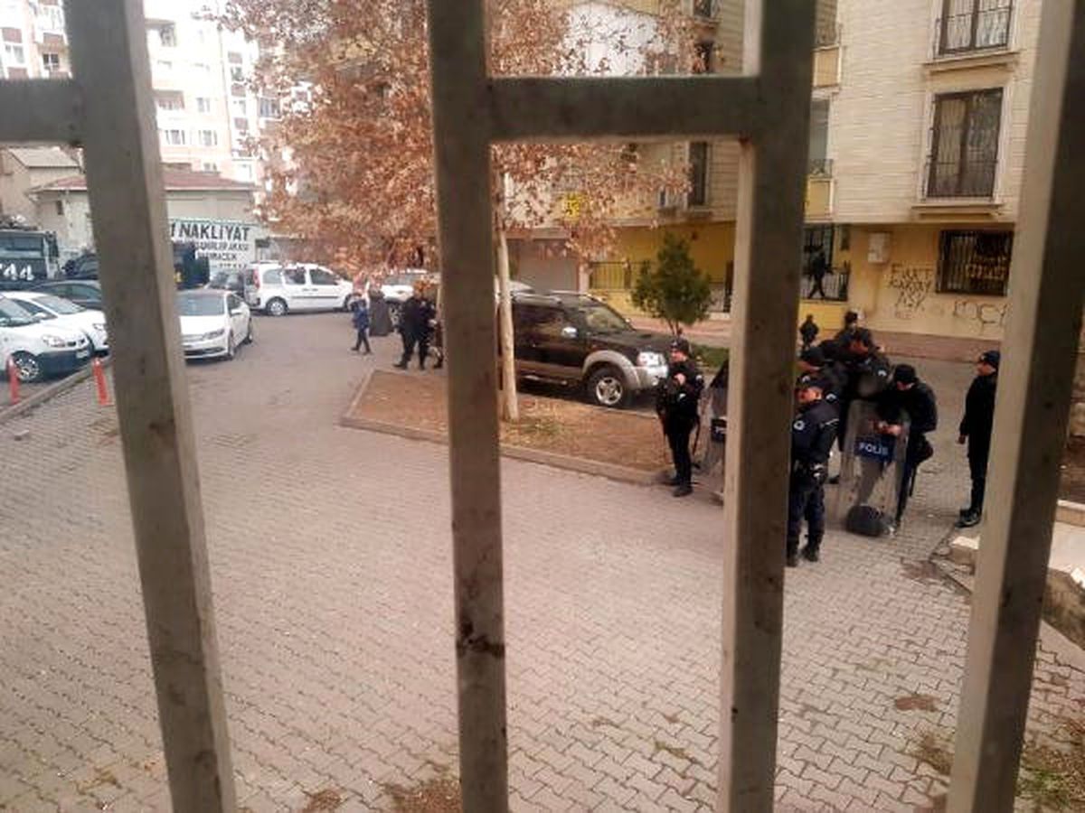 Diyarbakır\'da Dbp Kongresindeki Pankartlara Polis İncelemesi