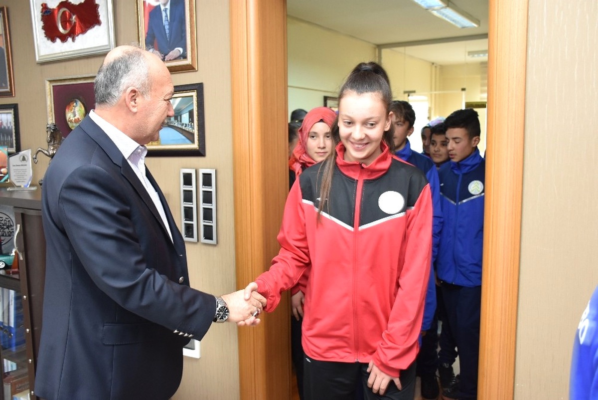 Dursunbey\'de Sporculara Kıyafet Desteği