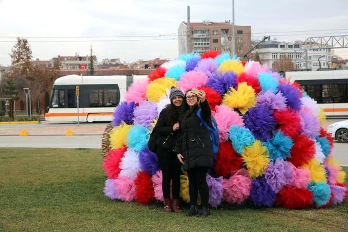 Eskişehir\'deki Dev Buketlere Solmayan Çiçekler Konuldu