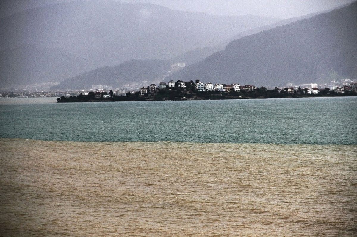 Fethiye\'de Yağmur Suyu Denizin Rengini Değiştirdi